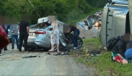Colisão frontal entre carro e caminhão deixa 4 mortos, incluindo criança de 7 anos, na BR-470