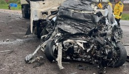 Jovem morre em colisão frontal entre carro e carreta na BR-282