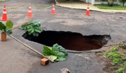 Asfalto cede e cratera se forma em cruzamento