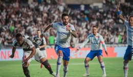 Vegetti faz dois gols, Vasco vence o Fortaleza e sai da zona de rebaixamento