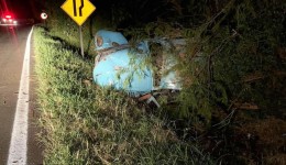 Fusca capota na PR-566 e condutor fica ferido