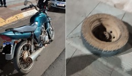 Pneu se solta de caminhão e atinge motociclista no Oeste