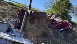 Caminhão carregado com couro sintético tomba em ribanceira na BR-163