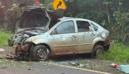Um morre e dois ficam feridos após carro colidir contra barranco na PR-158