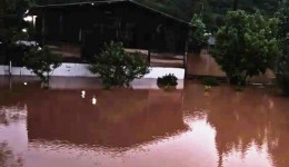 Elevação do Rio Marrecas deixa três famílias ilhadas no interior
