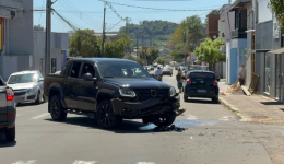 Motociclista fica ferido após batida com caminhonete