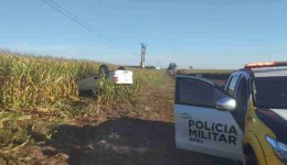 Picape capota e acaba sendo encontrada abandonada em lavoura às margens da PR-182