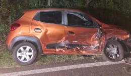 Colisão lateral na PR-471 deixa cinco pessoas feridas