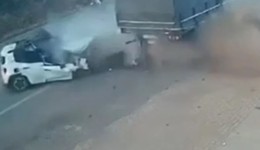 Jeep fica destruído após bater na traseira de caminhão estacionado na MGC-120; família sai ilesa