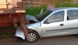 Mãe e filho ficam feridos após carro colidir na traseira de caminhão