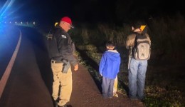 Crianças com fome e frio são resgatadas por policiais em rodovia durante a madrugada