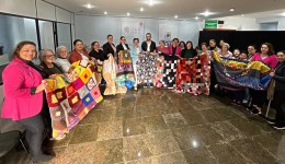 Clubes de Mães se unem, usam a criatividade e doam cobertores para entidades