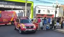 Jovem fica ferido após colisão entre carro e bicicleta elétrica no centro