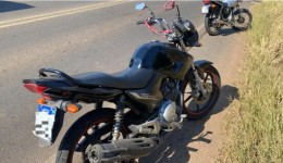 Condutora de moto fica ferida após colidir em traseira de caminhonete
