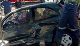 Acidente entre picape Peugeot e Celta, é registrado