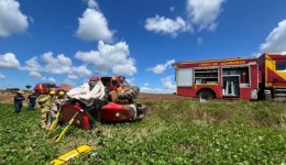 Operador de trator fica ferido após capotamento em lavoura