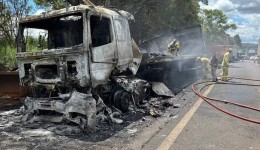 Caminhão é destruído por incêndio na BR-158