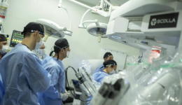 Médico opera brasileiro a 12 mil km de distância e entra para o Guinness