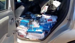 Motorista foge e abandona veículo com carga de cigarros contrabandeados