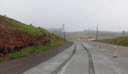 Concreto fresco é novamente danificado por motorista na SC-305
