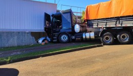 Caminhão desgovernado colide com carro estacionado e danifica prédio em Chapecó