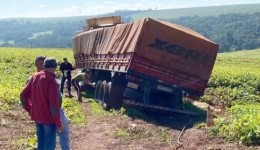 Após 13 dias atolado, caminhão é retirado de lavoura