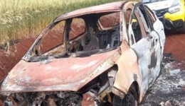 Veículo furtado é encontrado carbonizado em área rural