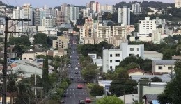 Motocicleta com placa dobrada, e carro com licenciamento atrasado, são apreendidos em fiscalizações de trânsito