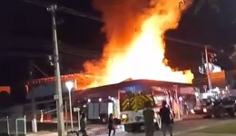 Incêndio destrói prédio comercial e mobiliza bombeiros durante a madrugada
