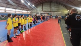 Policiais penais ministram aulas de jiu-jitsu a estudantes durante Jogos Escolares em Pinhão