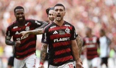 Pedro marca duas vezes, Flamengo goleia o Corinthians e lidera o Brasileirão