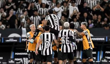 Artur faz golaço e garante vitória do Botafogo sobre o Estudiantes na Libertadores
