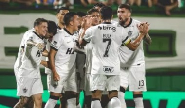 Atlético-MG goleia Chapecoense e mantém evolução com Domínguez