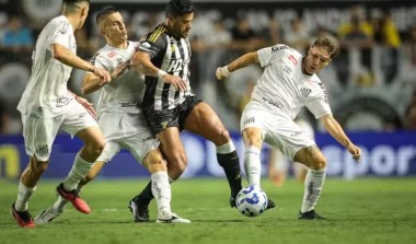 Neymar sai machucado, mas Santos domina Atlético-MG e vence em casa