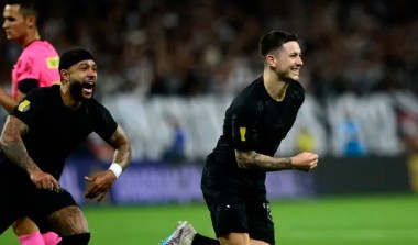 Corinthians supera pressão, bate o Santos e volta à final do Paulista após cinco anos