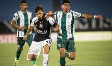 Corinthians joga mal, mas vence Racing e sobe para segundo no grupo da Sul-Americana