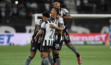 Com golaços de fora da área, Botafogo goleia o Bragantino no Nilton Santos