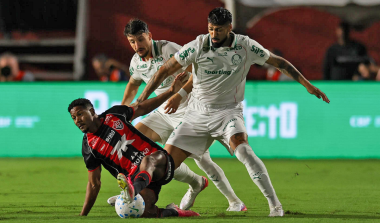Palmeiras goleia o Vitória fora de casa e dispara na liderança do Brasileirão