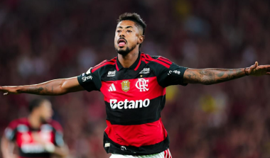 Flamengo vence o Vitória com golaços e reduz distância para a liderança