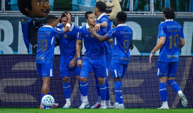 Grêmio vira sobre a Chapecoense e volta a vencer no Brasilerão