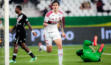 Flamengo goleia o Vasco por 4 a 1 e amplia vantagem na liderança do Brasileirão