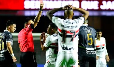Com um a menos, São Paulo empata e se classifica para mata-mata da Libertadores