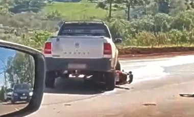 Homem de 69 anos fica ferido após colisão entre carro e motocicleta