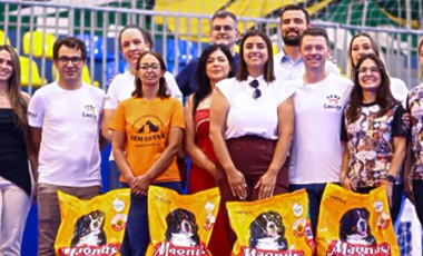 Entidades que atuam na proteção e cuidado de animais recebem uma tonelada de ração