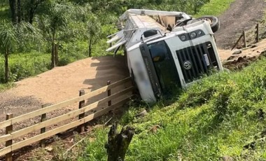 Caminhão carregado com ração tomba na PR-566 entre Itapejara d’Oeste e Barra Grande