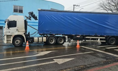Manobra de caminhão termina com semáforo derrubado no centro