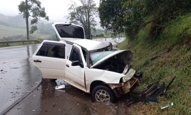 Jovem fica ferido após colisão frontal entre carro e carreta