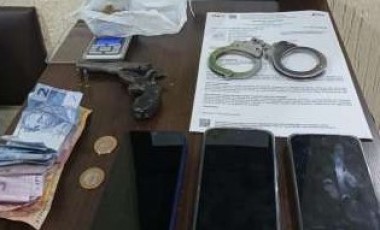 Homem com mandado por tráfico é preso por violência doméstica, e arma é apreendida em hotel