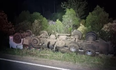 Caminhão tomba após tentar evitar colisão na PR-170 em General Carneiro