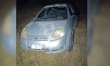 Veículo furtado em Dionísio Cerqueira é recuperado em matagal no bairro Vila Alta